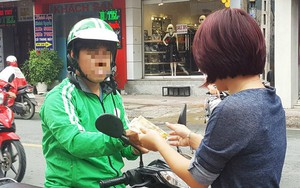 Người chạy xe ôm hào phóng nhất Sài Gòn: Vay nặng lãi để giúp người lạ