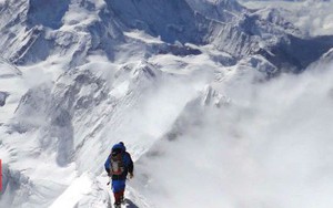 Cái chết trên đỉnh Everest và sự vô cảm đáng sợ của những người leo núi