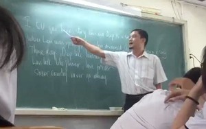 Thầy giáo bỗng nổi tiếng MXH vì dạy học sinh hát "Chuyện tình Lan và Điệp" bằng tiếng Anh