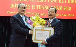 Trao huy hiệu 50 năm tuổi Đảng cho nguyên Bí thư  TP.HCM Lê Thanh Hải