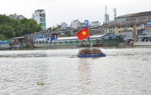 Ghe chở 94 tấn vôi lật úp trên Kênh Tẻ, 3 người thoát chết