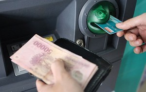 Đề xuất tăng phí chia sẻ giao dịch rút tiền ATM lên 8.800 đồng