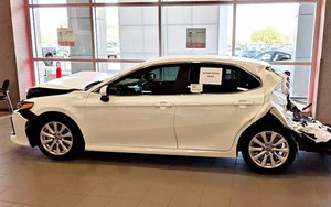 Vì sao đại lý Toyota lại trưng bày chiếc Camry tai nạn nhàu nát như thế này?
