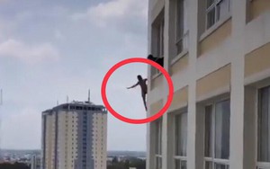 Nam thanh niên cởi hết quần áo, "làm xiếc" trên lầu 10 bệnh viện Đồng Nai