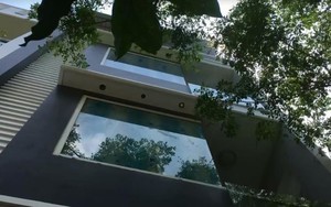 Du khách nước ngoài cứu 2 trẻ em mắc kẹt trong đám cháy