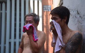 Khói lửa bao trùm con hẻm ở Sài Gòn, người dân dùng khăn ướt bịt mũi