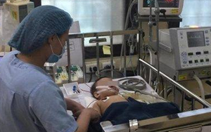 Tai nạn hy hữu: Bé 8 tháng tuổi đang chơi ở sân bị thanh sắt rỉ bắn thẳng vào hộp sọ