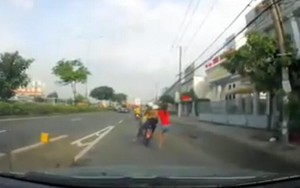 Túm áo đuổi theo tên trộm, cô gái bị kéo lê cả trăm mét trên quốc lộ