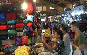 Bất lực với hàng nhái giá “cắt cổ” ở chợ Bến Thành?