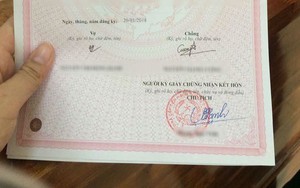 Chuyện vợ chồng trẻ con: Chồng trách vợ không nghiêm túc khi ký giấy đăng ký kết hôn chữ lí nhí, trong khi chồng ghi hẳn hình ngôi sao