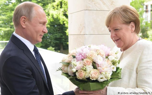 Báo Nga tung bằng chứng báo Đức 'chuyện bé xé ra to' về bó hoa ông Putin tặng bà Merkel