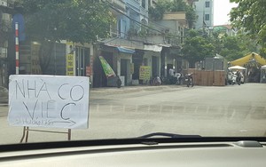 Đang lái xe, tấm biển giữa đường khiến tài xế ngỡ ngàng vội nhấn phanh dừng lại