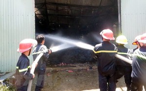 Nam Định: Kho vải vụn và bông sợi bén lửa cháy rụi thành tro