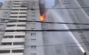Cháy chung cư ở Hà Đông, kính vỡ rơi từ tầng 18 xuống đường