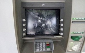 Người đàn ông Nga đập phá cây ATM lúc rạng sáng, bỏ xe máy chạy thoát thân khi thấy công an