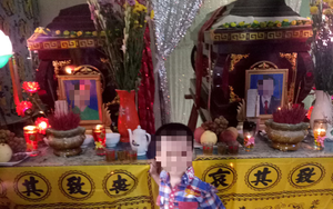 Nghẹn ngào đám tang của cặp vợ chồng giáo viên chết lõa thể, đứa con trai 3 tuổi ngây ngô bên linh cữu gọi bố mẹ