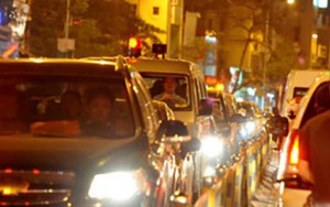 Vì sao đèn xe thường có màu vàng mà không phải là đỏ, trắng hay xanh?