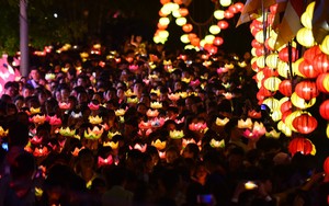 Hàng ngàn người Sài Gòn chen chân thả hoa đăng trên kênh Nhiêu Lộc
