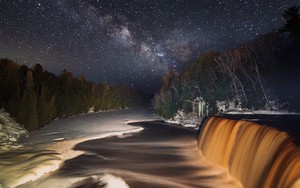 Đoạn timelapse ngoạn mục về hình ảnh dải ngân hà bên dòng thác Tahquamenon