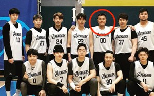 Giữa lùm xùm tham gia hội cuồng giáo, chủ tịch JYP gây bất ngờ khi xuất hiện tươi tỉnh giữa dàn sao Hàn