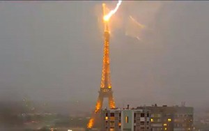 Video cảnh tượng hiếm thấy sét đánh trúng tháp Eiffel