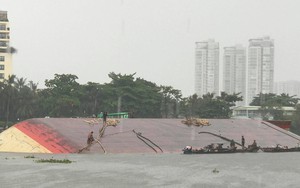 Sà lan 1.200 tấn chở vật liệu xây dựng lật úp trên sông Sài Gòn