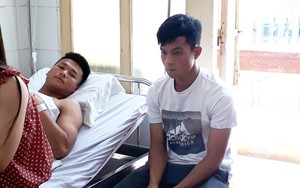 Huỳnh Tấn Tài đến thăm Văn Hào sau pha vào bóng gây chân thương kinh hoàng