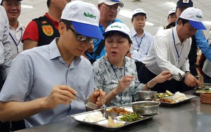 Phó thủ tướng Vũ Đức Đam ăn suất cơm 15.000 đồng cùng công nhân