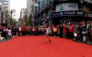 Kiko Chan tự tin hát ca khúc của Chi Pu trên đường phố Hàn Quốc