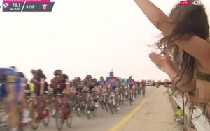 3 cô gái cố tình gây sốc khi khoe ngực trần trên sóng trực tiếp giải đua xe đạp Italia