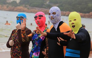 "Ninja biển khơi" - kiểu thời trang phá ngang thời tiết của chị em khi đi biển mùa hè khiến ai cũng phải phì cười