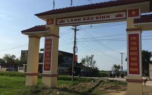 Hà Tĩnh: Kỳ lạ cổng làng xây giữa ruộng, bắc qua mương nước