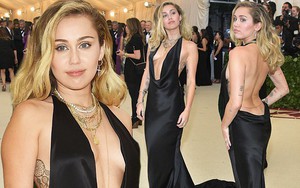 Bộ váy quá hở của Miley Cyrus gây chú ý tại thảm đỏ thời trang danh giá nhất thế giới