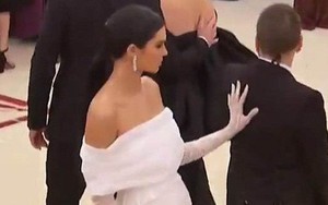 Scandal chảnh chọe gây xôn xao nhất Met Gala: Kendall đẩy nhân viên ra xa vì xâm phạm chỗ chụp ảnh của cô