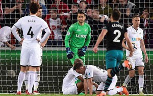 Premier League 2017/18 xác định đội bóng thứ hai xuống hạng