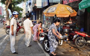 Vụ tố cán bộ Quy tắc vòi vĩnh, Chủ tịch quận Hải Châu: "Cán bộ khát quá thì mang nước mà uống"