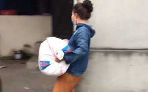 Chân trần bê bao thóc mấy chục cân đi phăm phăm trong ngày mùa, cô gái trẻ khiến cộng đồng mạng thi nhau xin info