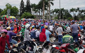 Hàng nghìn người tụ tập trước cổng KCN, thiếu tướng Phan Anh Minh có mặt tại hiện trường
