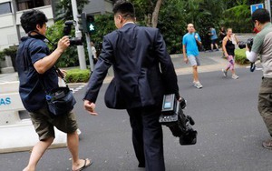 Bị quan chức Triều Tiên đòi xét điện thoại vì nghi chụp hình ông Kim