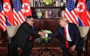 Nhiều lần bắt tay, ông Trump đều là người chủ động mời ông Kim nắm lấy tay mình