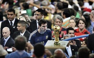 World Cup 2014: Suarez hóa điên và ánh mắt buồn của Messi