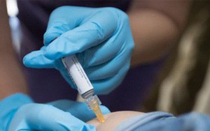 Người Trung Quốc đổ xô sang Hồng Kông tiêm vaccine