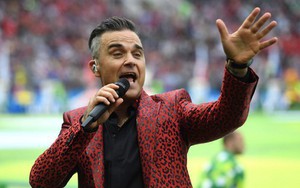 Ca sĩ Robbie Williams có hành động phản cảm, gây phẫn nộ trong lễ khai mạc World Cup 2018