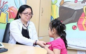 Bé gái 'lùn tịt' ở TP.HCM tăng hơn 17cm sau khi tiêm hormone