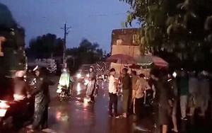 Chạy lên vỉa hè tránh mưa, thanh niên va vào xe tải tử vong thương tâm
