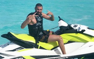 Benzema tươi rói trên biển trong những ngày ĐT Pháp chinh chiến xứ Bạch Dương