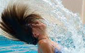 Tiếp xúc nhiều với nước Clo ở bể bơi có hại không?