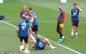 Ramos ngã lăn quay, diễn lại pha ăn vạ kiếm penalty của Ronaldo