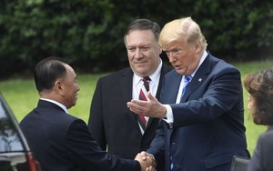 Xem Tổng thống Trump thân chinh tiễn Tướng Triều Tiên tận cửa xe ô tô