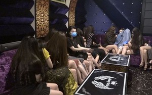 Hàng chục nữ tiếp viên mặc hở hang 'nhảy múa' trong nhà hàng ở Sài Gòn